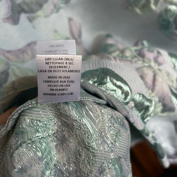 LIKE NEW - gorgeous Arianne Pastel Floral shimmer top - Picture 8 of 10